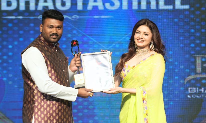 Acharya Prabhat Desai — Felicitation by Actress Bhagyashree Patwardhan